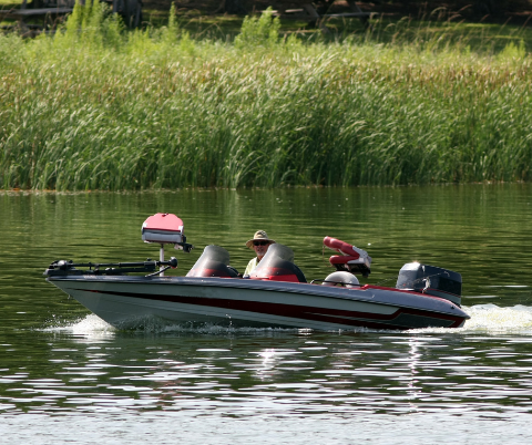 Image of man in fish and ski boat on river